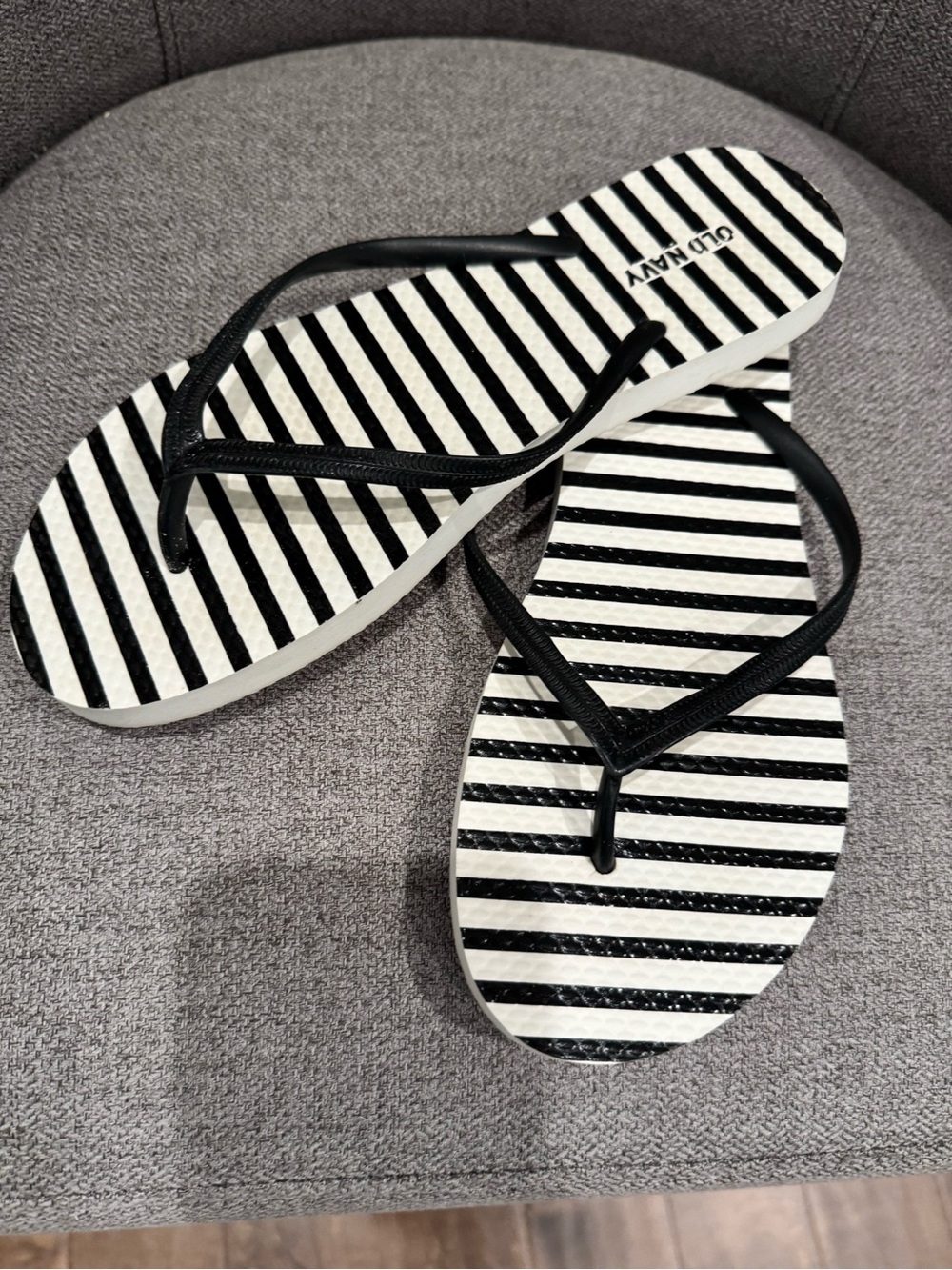 Old Navy Black & White Striped Women's Flip Flop Sandals